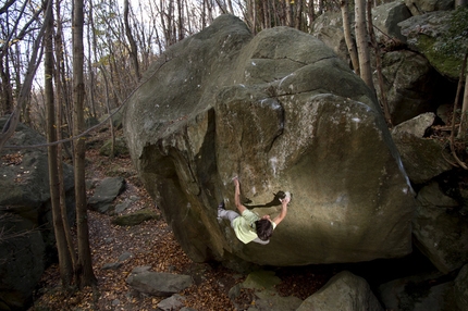 Nicolò Ceria bouldering at Varazze