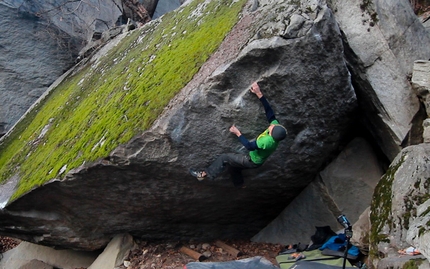 Katharina Saurwein and Jorg Verhoeven boudlering in Ticino #2