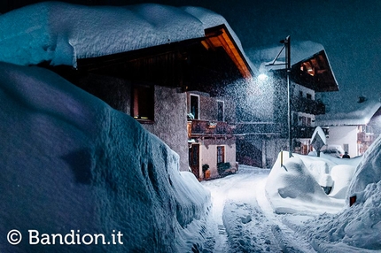 Cervi trovano riparo in una stalla di Cortina, il video di Diego Gaspari Bandion
