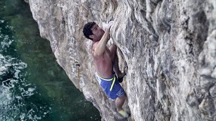 Aquasolo: Mauro Calibani in deep water solo a Finale Ligure