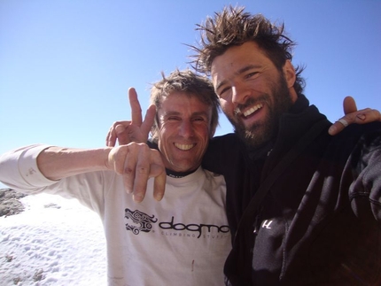 Gran Sasso - Bertrand Lamaire e Andrea Di Donato sulla vetta Orientale del Corno Grande, Gran Sasso d'Italia, dopo aver salito la via Il nagual e la farfalla dal 14 - 16/03/2012