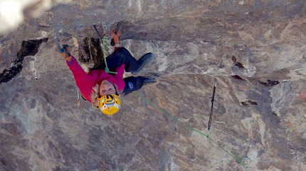 Angelika Rainer drytooling Kamasutra above Iseo