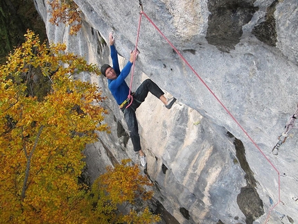 Toni Lamprecht climbs Black Flag at Rockywand in Germany