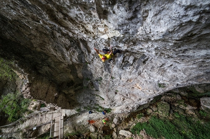 La Divina Commedia at Buco del Piombo climbed by Simone Pedeferri and Luca Schiera