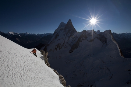 Meru -  Conrad Anker, Jimmy Chin e Renan Ozturk salgono il Shark's Fin