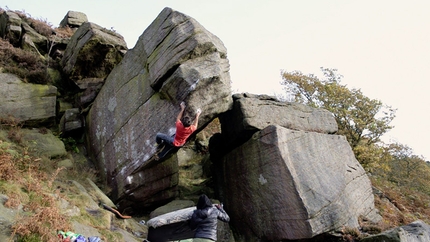 Niccolò Ceria e la salita del boulder Voyager nel Peak District