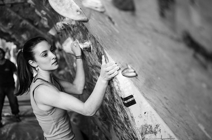 Annalisa De Marco e il boulder Disney Production a Brione, Canton Ticino, Svizzera