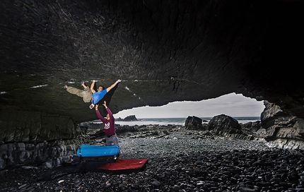 Tom Randall sul boulder The Kraken a Hartland Quay, Inghilterra