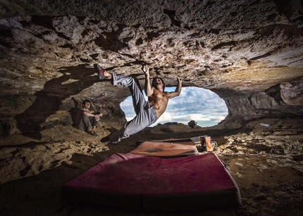 Chris Sharma climbing Catalan Witness the fitness 8C