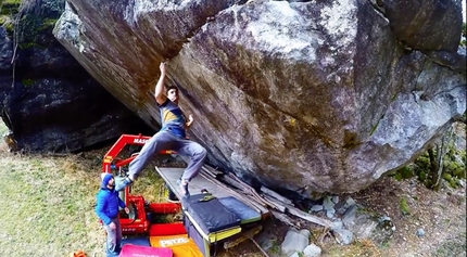 Luca Rinaldi sul boulder Off the Wagon in Valle Bavona