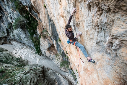 Silvio Reffo climbing Hotel Supramonte in Sardinia