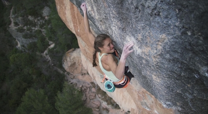 Margo Hayes sale La Rambla 9a+ a Siurana in Spagna