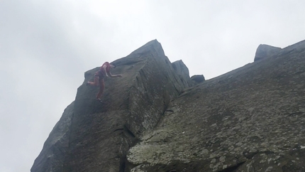 Michele Caminati / la corda si rompe e il climber cade a terra in Inghilterra
