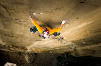 James Pearson climbs Le Voyage at Annot, trad climbing in France