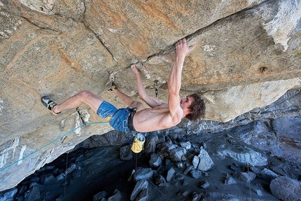 Adam Ondra sul secondo passaggio chiave di Project Hard 9c a Flatanger in Norvegia