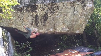 Gabriele Moroni climbing Ziqqurat 8C at Gaby in Valle d'Aosta