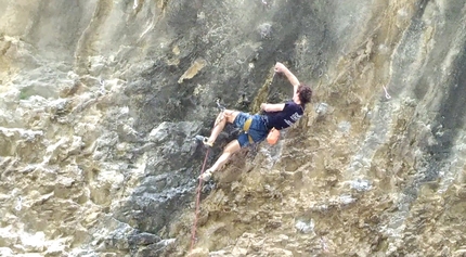 Adam Ondra tenta di liberare una nuova via a Massone, Arco