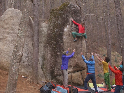 Anna Stöhr and Juliane Wurm bouldering big in Japan