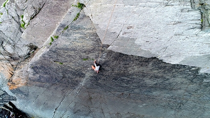 Armorican One Armed Bandit - Andrew Walker trad climbing in Pembroke