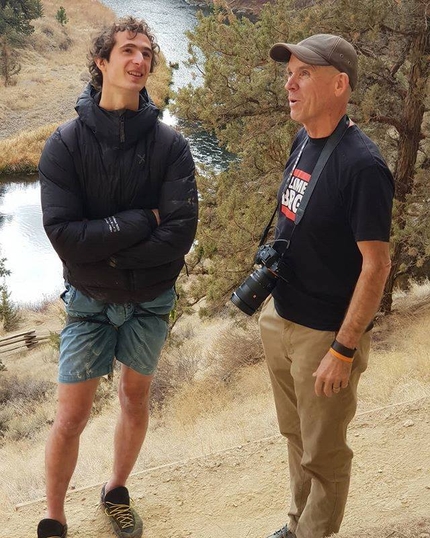 Adam Ondra tenta To Bolt Or Not To Be a Smith Rock