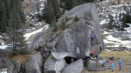 Tobias Haller Zillertal highball boulder Knockin’ on Heaven’s Door