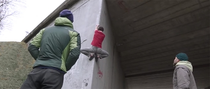 Adam Ondra in arrampicata sul Miglior Boulder mai costruito