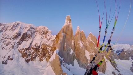 Fabian Buhl volo in parapendio dal Cerro Torre in Patagonia