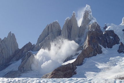 Cerro Torre in Patagonia e l'immenso crollo del fungo di ghiaccio, febbraio 2020