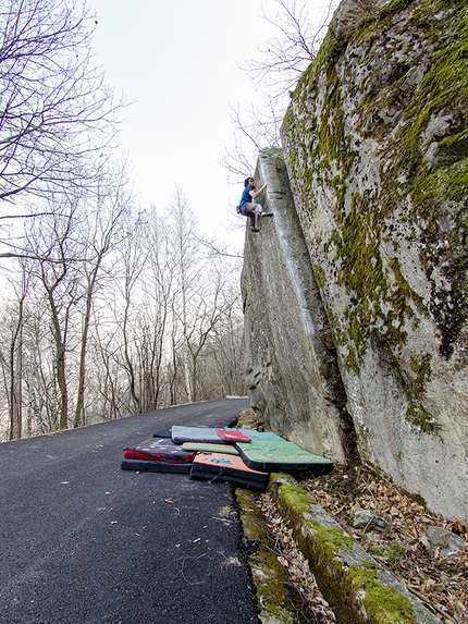 Niccolò Ceria bouldering in Northwest Italy