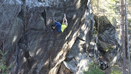 Anthony Gullsten su Silver Lining, 8C boulder highball in Finlandia