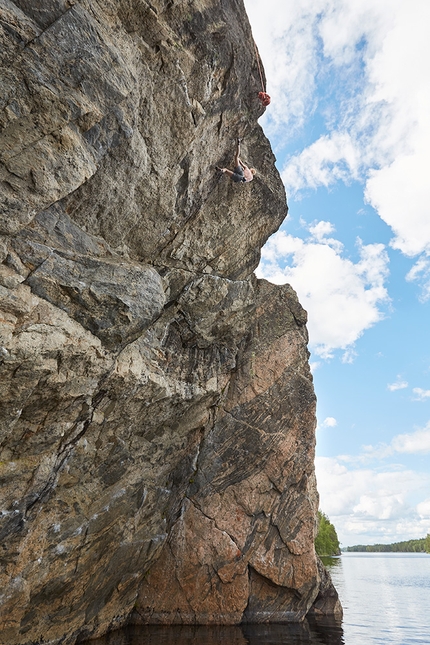 Sami Koponen climbing Kesäturkki, 8c DWS at Punkaharju in Finland