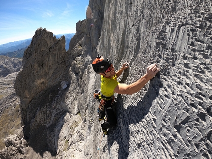 Picos de Europa: Rayu multipitch by Iker Pou, Eneko Pou, Kico Cerdá on Peña Santa de Castilla