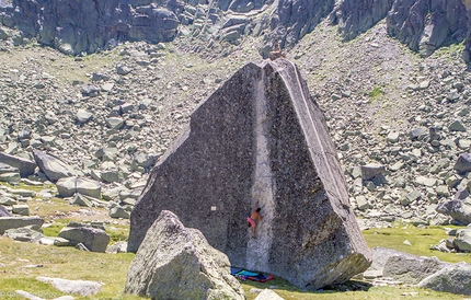 Hoya moros Highballs - boulder in Spagna