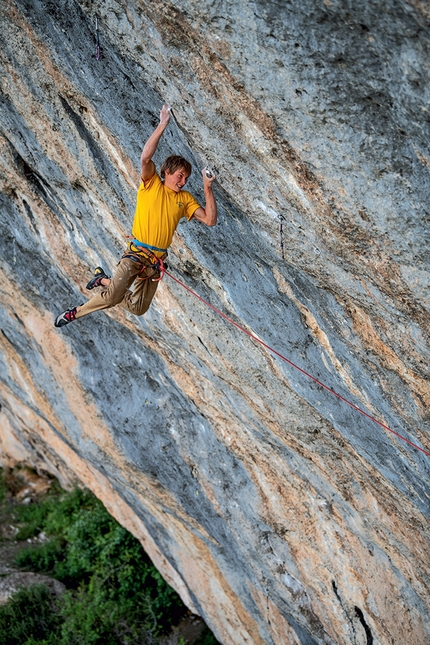 Alex Megos e Bibliographie, il suo capolavoro di 9c Céüse