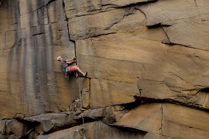 Il climber ceco Jesse Dufton a-vista su Forked Lightning Crack, arrampicata trad sul gritstone inglese