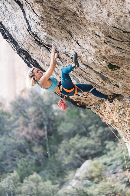 Julia Chanourdie, terza donna a salire il 9b, nel film Eagle-4