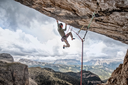 Simon Gietl climbing Can you hear me? on Cima Scotoni, Dolomites