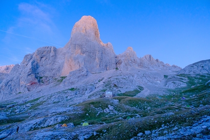 Siebe Vanhee climbs Orbayu on Naranjo de Bulnes in Spain