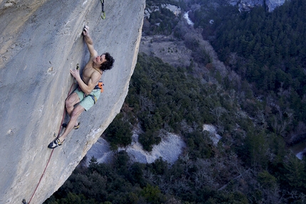 Adam Ondra climbs Super Crackinette, world's first 9a+ flash