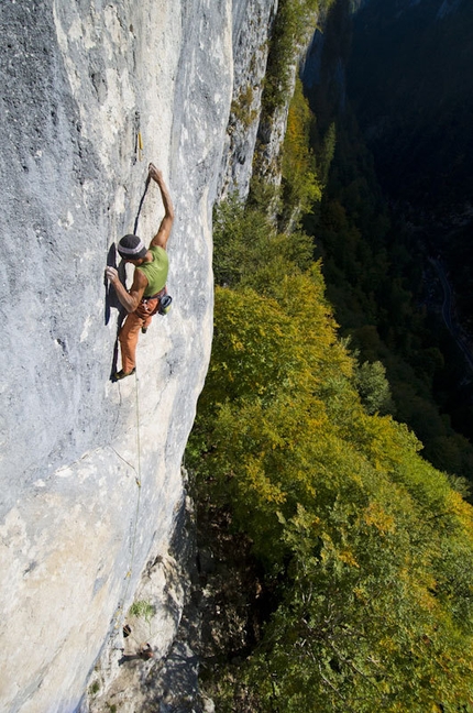 Manolo and Roby Present - Manolo climbing Roby Present 8c+/9a, Val Noana, Pale di San Martino, Dolomites