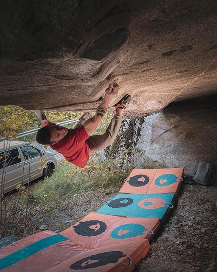 Elias Iagnemma sul boulder Ziqqurat 8C in Valle d'Aosta