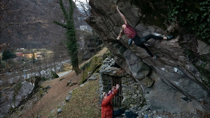 Grandissimo highball bouldering in Valle Bavona, Switzerland