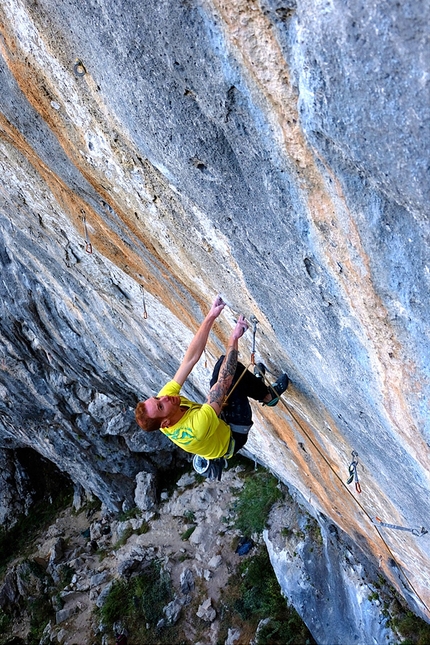 Gabriele Moroni sul 9a+ Naturalmente a Camaiore