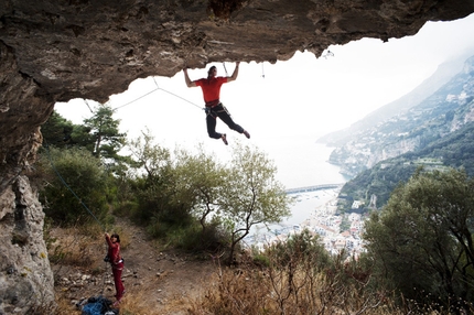 Positano - Luca Passini sull'8b di Torre dello Ziro, con Amalfi sullo sfondo.