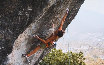 Gianluca Vighetti climbing TCT 9a at Gravere, Italy