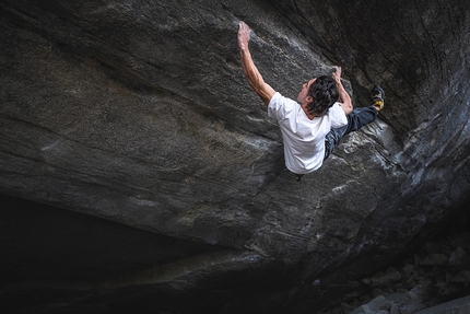 Shawn Raboutou libera Alphane, 9A boulder a Chironico in Svizzera