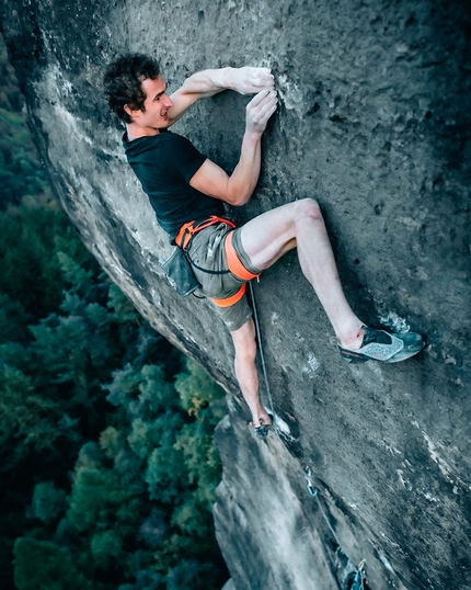 Adam Ondra apre un audace 8b dal basso sull’arenaria Ceca