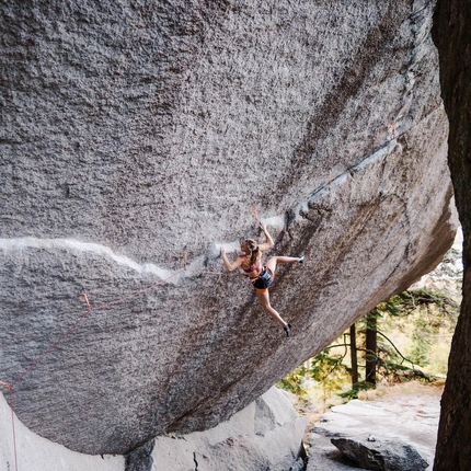 Michaela Kiersch climbs Dreamcatcher at Squamish