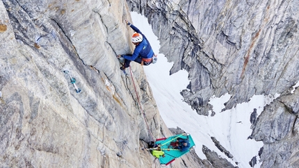 The call of the Siren / Greenland climbing adventures of Matteo Della Bordella, Silvan Schüpbach, Symon Welfringer