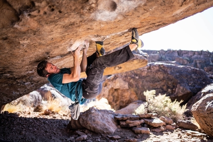 Stefano Ghisolfi sui boulder di Bishop, USA